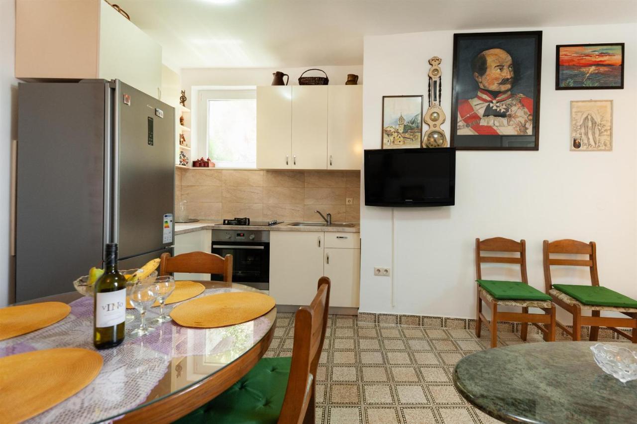 Apartments Antonija Omis Bagian luar foto