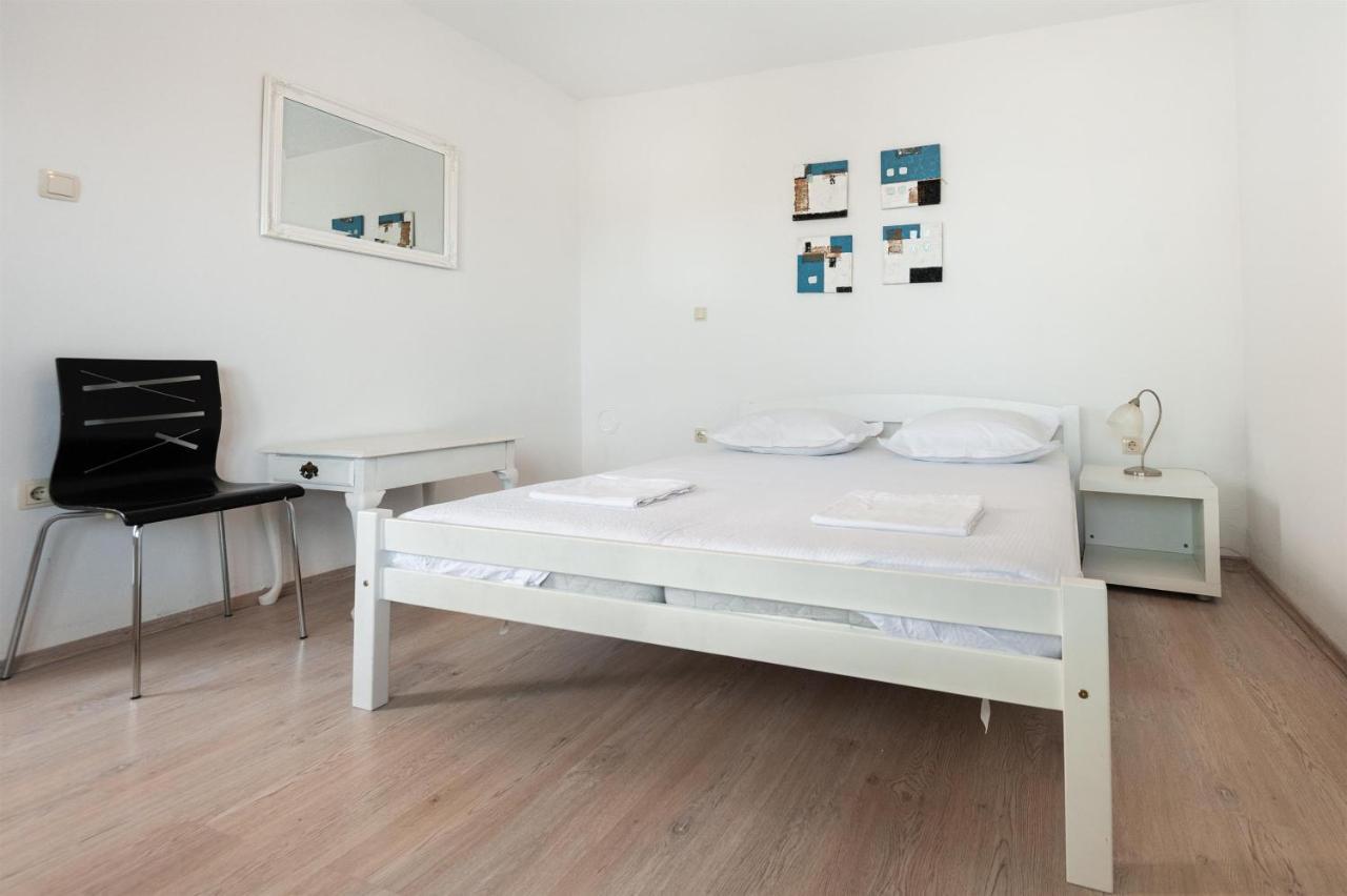 Apartments Antonija Omis Bagian luar foto
