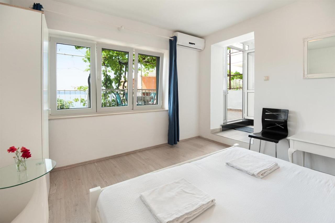 Apartments Antonija Omis Bagian luar foto