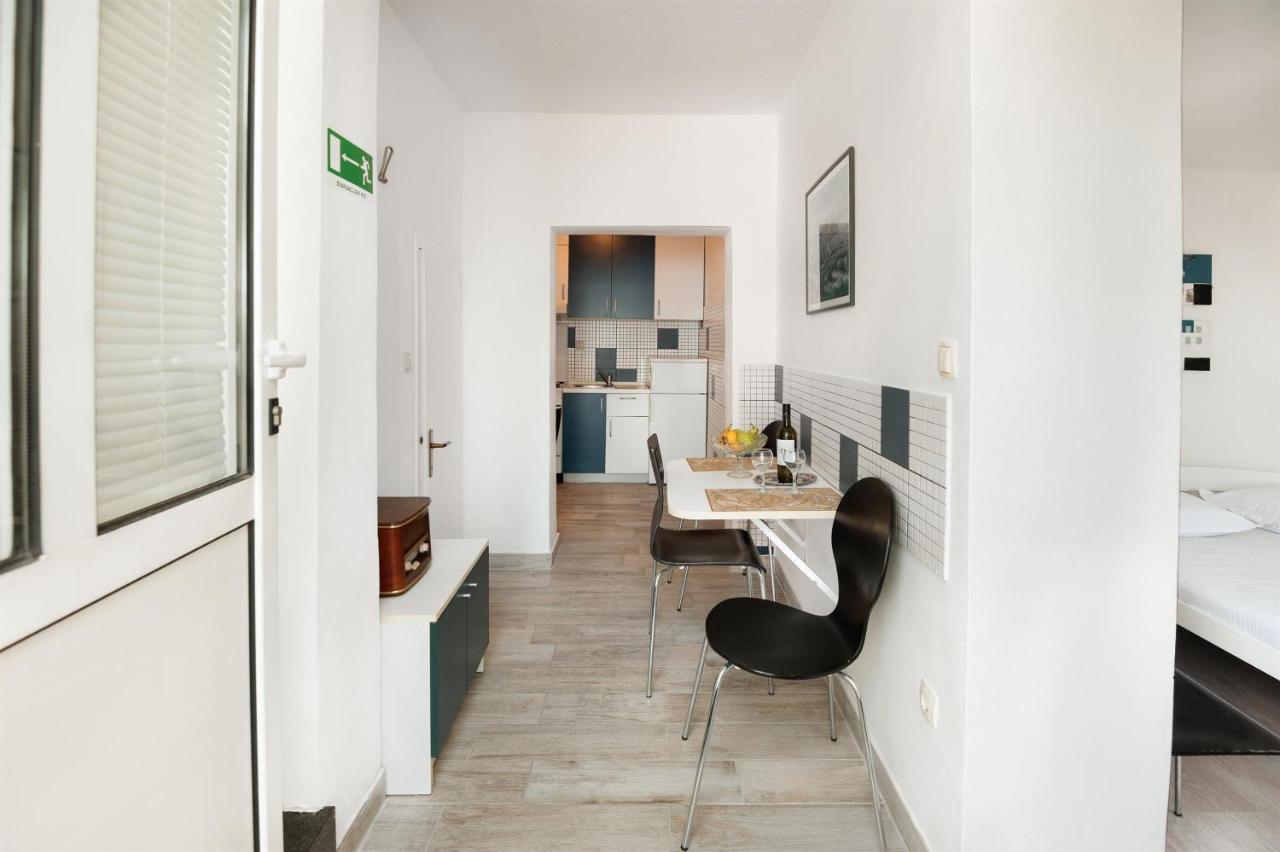 Apartments Antonija Omis Bagian luar foto